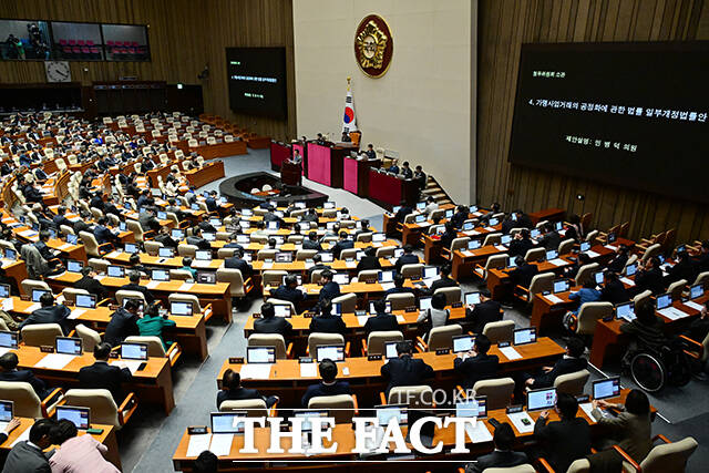 민병덕 더불어민주당 의원이 본회의에서 가맹사업거래의 공정화에 관한 법률 일부개정법률안에 대한 제안설명을 하고 있다.
