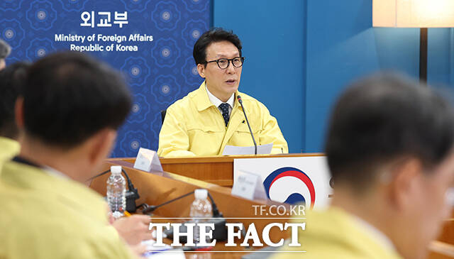 김민석 국무총리가 9일 오후 서울 종로구 정부서울청사 외교부 종합상황실에서 열린 재외국민 보호 점검회의에 참석해 모두발언을 하고 있다. /임영무 기자