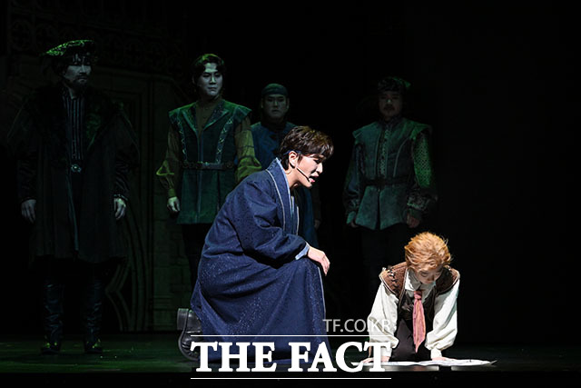 '한복 입은 남자' 하이라이트 장면 시연하는 배우 박은태(왼쪽)와 신성록.