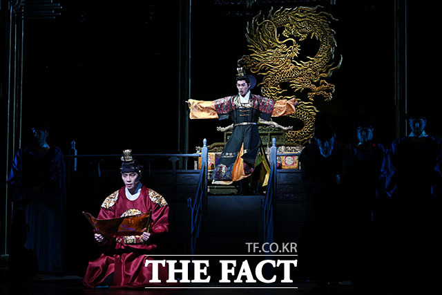 '한복 입은 남자' 하이라이트 장면 시연하는 배우 박은태(왼쪽)와 신성록.