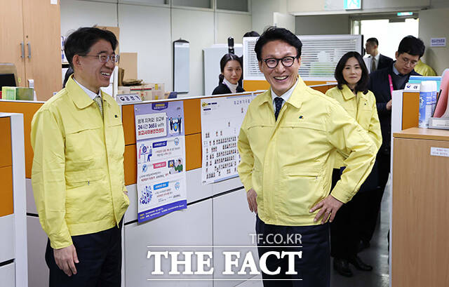 김민석 국무총리가 9일 오후 서울 종로구 정부서울청사 외교부 종합상황실에서 열린 재외국민 보호 점검회의에 참석해 모두발언을 하고 있다. /임영무 기자