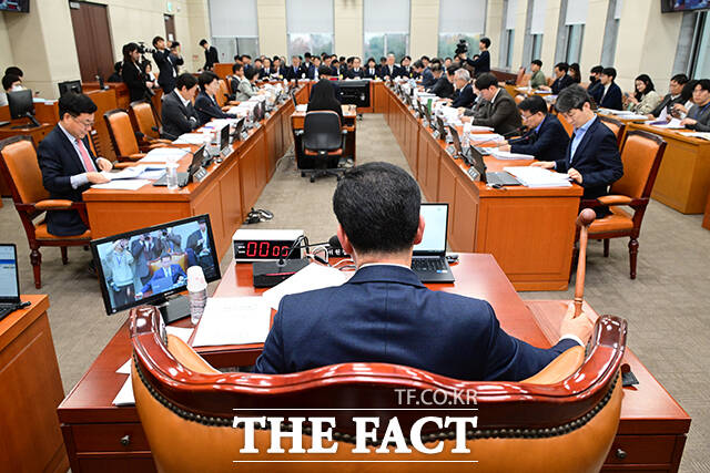 내년부터 기획재정부가 재정경제부와 기획예산처로 분리되는 가운데 첫해에만 최소 214억 원의 예산이 편성 것으로 나타났다. 사진은 국회 행정안전위원회 전체회의 모습. /남윤호 기자