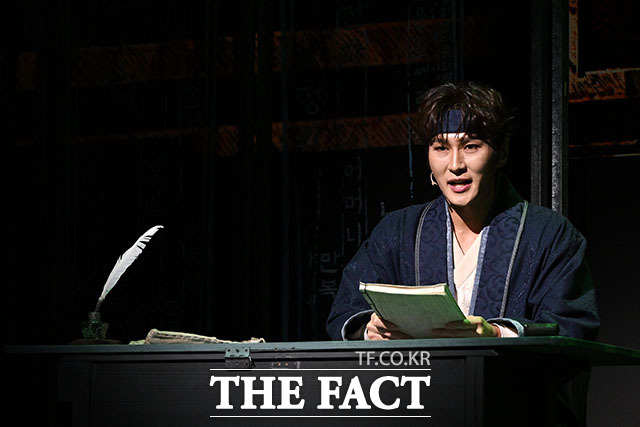 '한복 입은 남자' 하이라이트 장면 시연하는 배우 박은태(왼쪽)와 신성록.