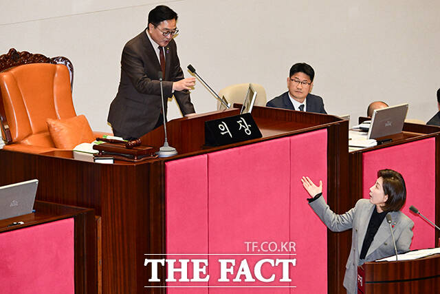 우원식 국회의장과 나경원 의원이 9일 오후 국회 본회의에서 무제한 토론 내용을 두고 법안과 관련이 '있다' '없다'로 언쟁을 벌이고 있다. /국회=남윤호 기자