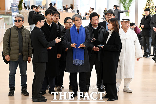 취재진 질문에 답하는 최 목사.