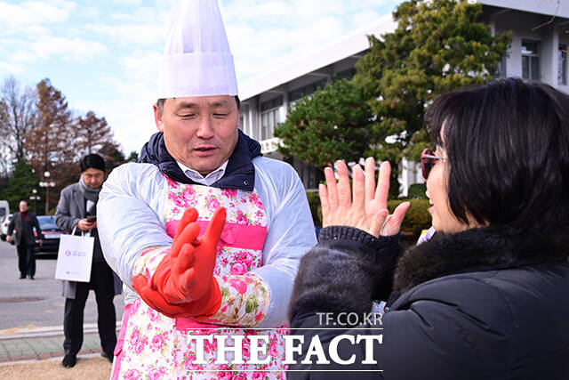 김장 위해 두 팔 걷어부친 김영진 더불어민주당 의원.