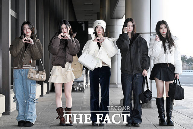 그룹 아일릿의 이로하와 민주, 모카, 윤아, 원희(왼쪽부터)가 9일 오전 해외 일정 참석차 서울 강서구 김포국제공항을 통해 일본 하네다로 출국하며 포즈를 취하고 있다. /김포국제공항=서예원 기자