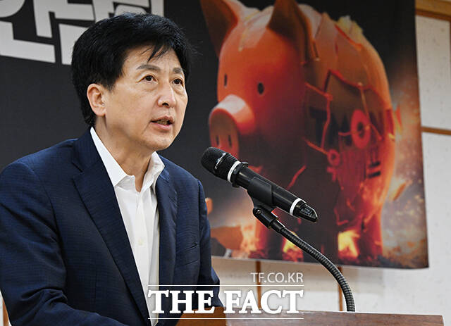 오기형 더불어민주당 의원은 지난 5월 '연평균 95억 원'을 책정한 국회 예정처의 비용 추계가 지나치게 과도하다고 비판했다. 하지만 실제 내년도 예산안에서 이보다 2배 이상의 예산이 추가 투입될 예정이다. /배정한 기자