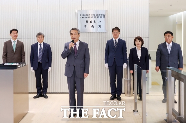 김건희 여사 연루 의혹을 수사하는 민중기 특별검사팀이 통일교가 더불어민주당 인사들을 지원했다는 의혹을 담은 내사 사건을 국가수사본부에 이첩했다. 민중기 특별검사(왼쪽 세 번째)가 지난 7월 서울 종로구 KT광화문빌딩 웨스트에 마련된 특검 사무실에서 현판 제막을 마친 뒤 발언을 하고 있다. 왼쪽부터 박상진·문홍주 특검보, 민중기 특검, 김형근·오정희 특검보, 홍지항 지원단장. /서예원 기자