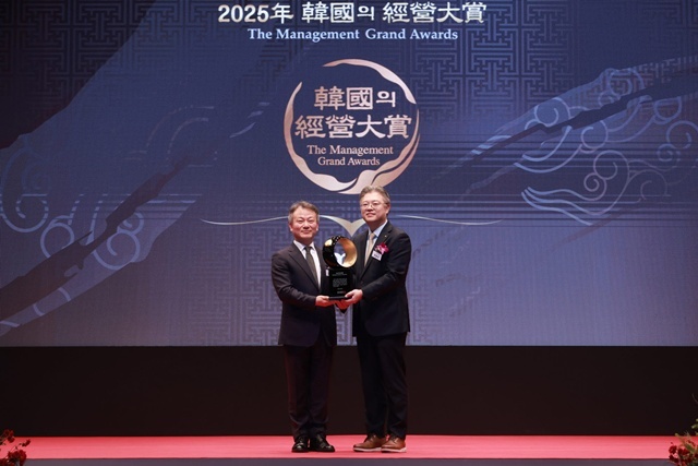 9일 서울 중구 신라호텔에서 열린 '2025 한국의 경영대상'에서 김연성 한국고객만족경영학회장과 조영서 KB국민은행 AI·DT추진그룹 부행장(오른쪽)이 기념촬영을 하고 있다. /KB국민은행