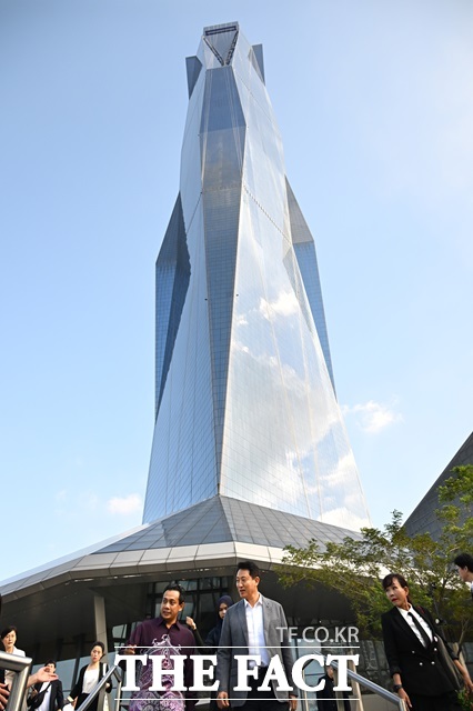 7일(일) 세계에서 두 번째로 높은 건축물 쿠알라룸푸르 '메르데카118'을 찾은 오세훈 서울시장이 다토 이르 테스 이즈완 이브라힘 CEO와 함께 외관을 둘러보고 있다./서울시