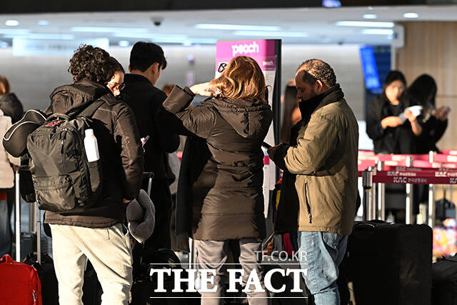 '두꺼운 옷으로 무장한 관광객들'.