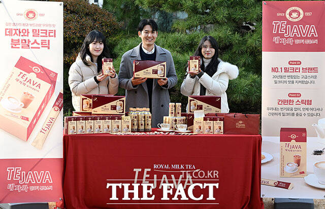 국내 최초 밀크티 '데자와' 분말스틱을 출시한 동아오츠카.