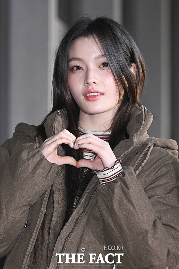 그룹 아일릿의 이로하와 민주, 모카, 윤아, 원희(왼쪽부터)가 9일 오전 해외 일정 참석차 서울 강서구 김포국제공항을 통해 일본 하네다로 출국하며 포즈를 취하고 있다. /김포국제공항=서예원 기자