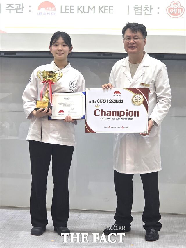 한예원(왼쪽) 배재대 외식조리학과 학생이 세계적 소스 브랜드 이금기 주최 요리대회에서 전국 챔피언에 오르고 있다. /배재대