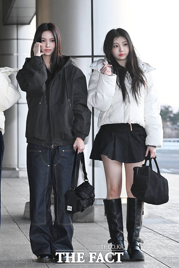 그룹 아일릿의 원희가 9일 오전 해외 일정 참석차 서울 강서구 김포국제공항을 통해 일본 하네다로 출국하며 포즈를 취하고 있다. /김포국제공항=서예원 기자