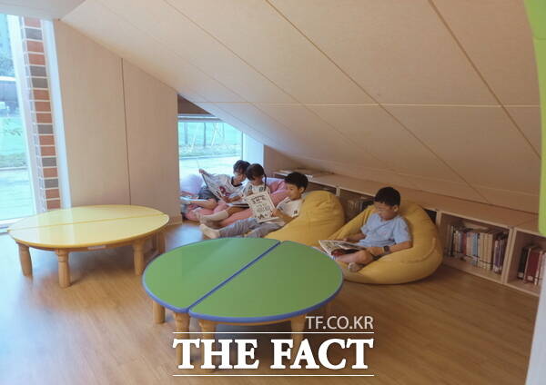 대전중앙초등학교 은방울 도서관 편안한 책방에서 독서를 하고 있는 학생들의 모습. /대전중앙초등학교