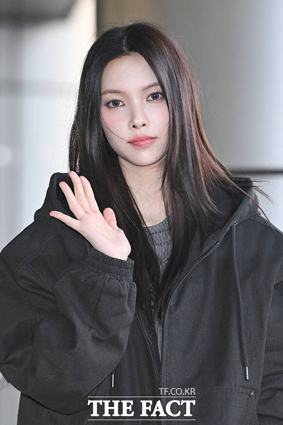 그룹 아일릿의 이로하와 민주, 모카, 윤아, 원희(왼쪽부터)가 9일 오전 해외 일정 참석차 서울 강서구 김포국제공항을 통해 일본 하네다로 출국하며 포즈를 취하고 있다. /김포국제공항=서예원 기자