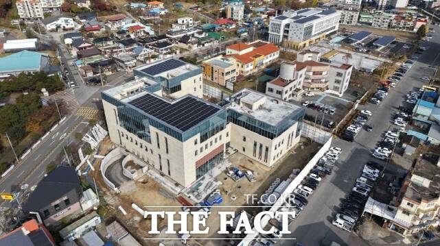 순조롭게 진행되고 있는 청양군 가족문화센터·평생학습관 전경. /청양군