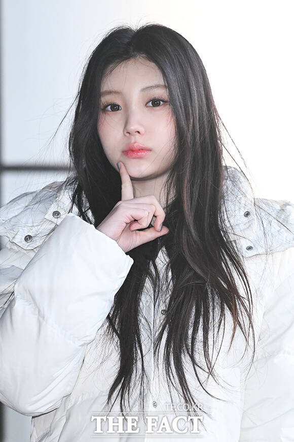 그룹 아일릿의 이로하와 민주, 모카, 윤아, 원희(왼쪽부터)가 9일 오전 해외 일정 참석차 서울 강서구 김포국제공항을 통해 일본 하네다로 출국하며 포즈를 취하고 있다. /김포국제공항=서예원 기자