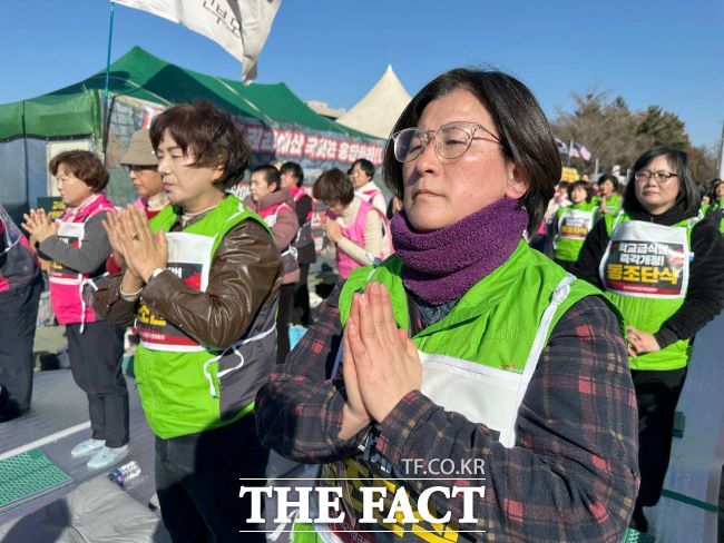 전국학교비정규직연대회의가 지난 8일 국회 앞에서 학교급식법 개정 요구 108배를 하고 있다. /전국교육공무직본부