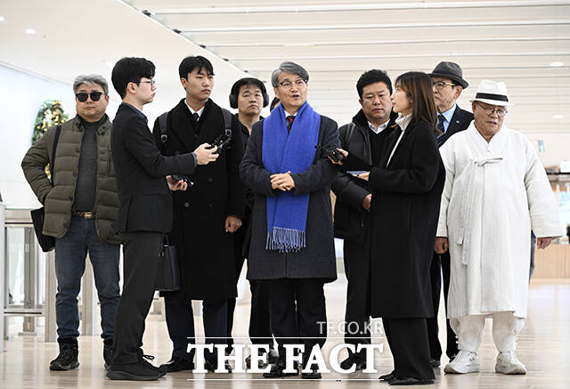 질문에 답하는 최 목사.