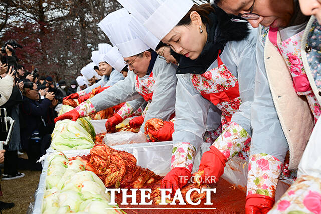 김장 김치에 집중한 임오경 민주당 의원(가운데).