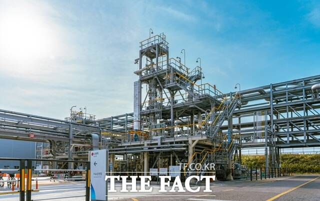 산업통상부와 석화업계는 9일 한국화학산업협회 6층 회의실에서 간담회를 하고 수입규제 및 비관세장벽 등 통상현안을 점검하고 대응방안을 논의했다. 사진은 LG화학 대산공장 메탄건식개질(DRM) 공장 전경. /LG화학