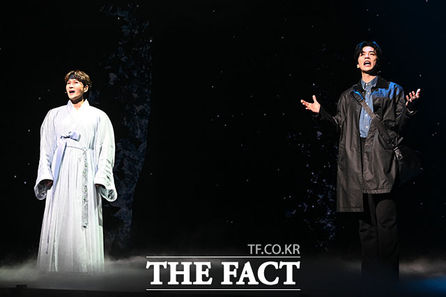 '한복 입은 남자' 하이라이트 장면 시연하는 배우 박은태(왼쪽)와 신성록.