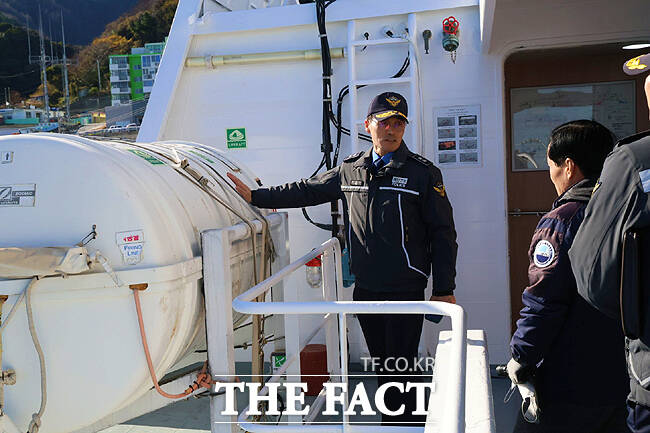 김성종 청장이 독도~울릉노선을 운항하는 여객선에서 안전관리실태를 점검하고 있다. /동해해경청