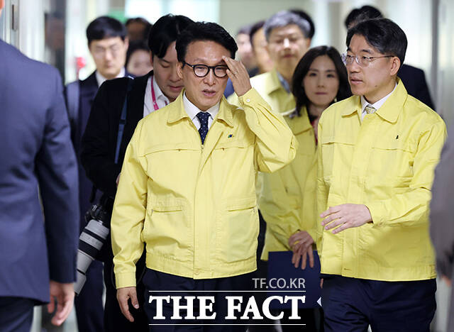 김민석 국무총리가 9일 오후 서울 종로구 정부서울청사 외교부 종합상황실에서 열린 재외국민 보호 점검회의에 참석해 모두발언을 하고 있다. /임영무 기자