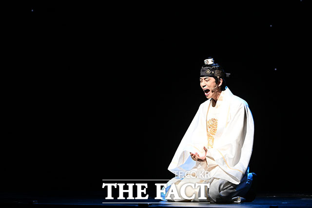 '한복 입은 남자' 하이라이트 장면 시연하는 배우 박은태(왼쪽)와 신성록.