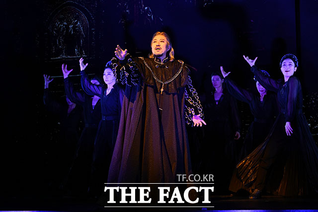 '한복 입은 남자' 하이라이트 장면 시연하는 배우 박은태(왼쪽)와 신성록.