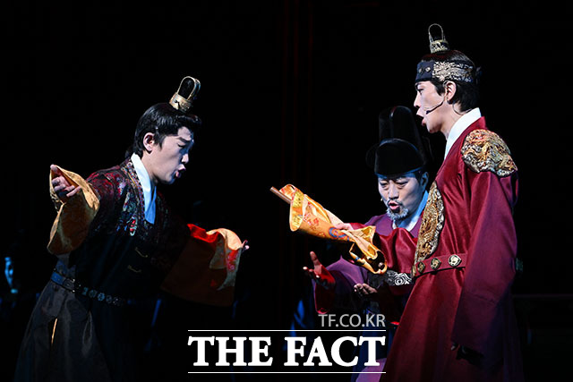 '한복 입은 남자' 하이라이트 장면 시연하는 배우 박은태(왼쪽)와 신성록.