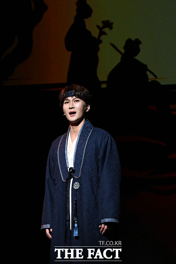 '한복 입은 남자' 하이라이트 장면 시연하는 배우 박은태(왼쪽)와 신성록.