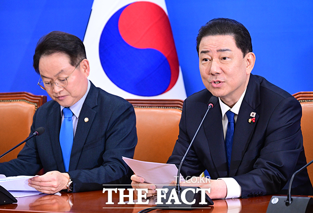 더불어민주당 전·현직 의원들이 통일교로부터 금품을 수수한 의혹에 휩싸였다. 당은 공개 대응을 자제하며 신중 모드를 유지하고 있다. 사진은 김병기 원내대표(오른쪽)와 허영 원내정책수석부대표. /남윤호 기자