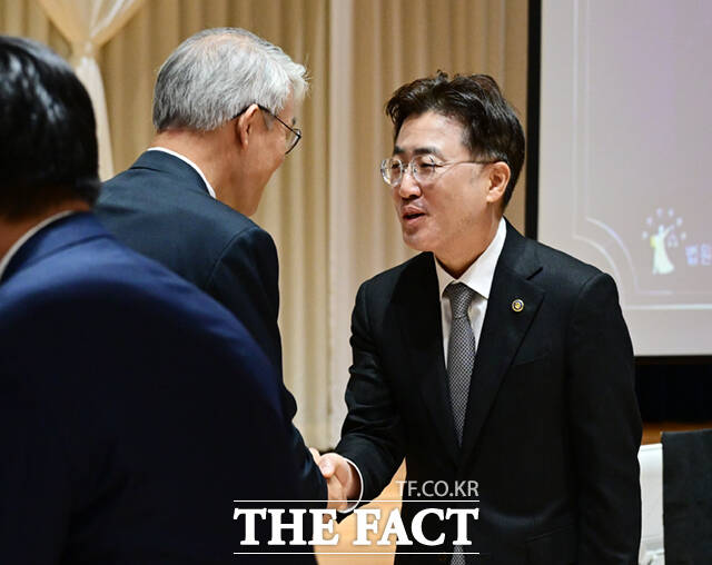 천대엽 처장(왼쪽)과 이진수 차관이 악수하고 있다.