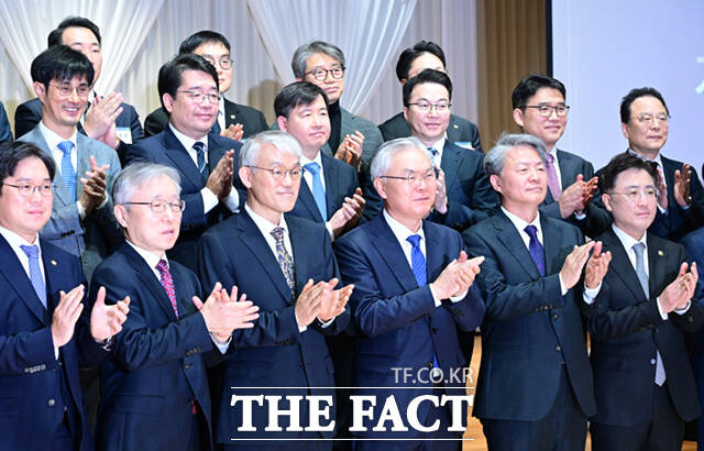 천대엽 처장과 이진수 차관 등 참석자들이 기념촬영하고 있다.