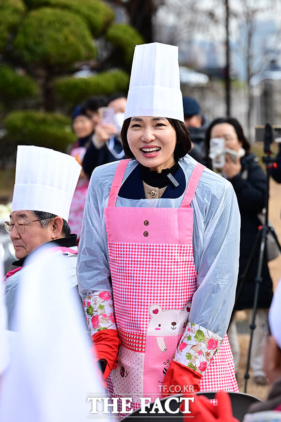 소리로 보는 국회의원 서미화 민주당 의원이 지팡이를 짚고 인사하고 있다.