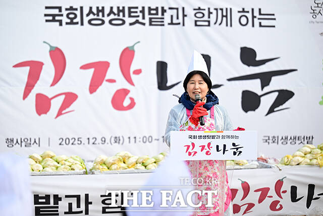 김장 나눔 행사 앞두고 인사하는 백혜련 더불어민주당 의원.