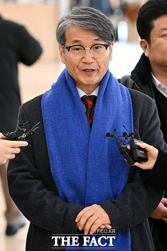 취재진 질문에 답하는 최 목사.