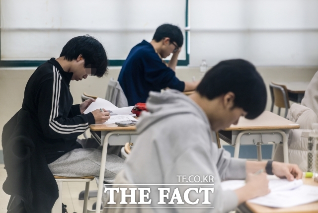 올해 2026학년도 대학수학능력시험 영어 1등급을 받은 수험생 비율은 3.11%다. 사진은 지난 13일 서울 용산구 용산고등학교에서 수험생들이 수능 시험을 준비하는 모습. /더팩트 DB