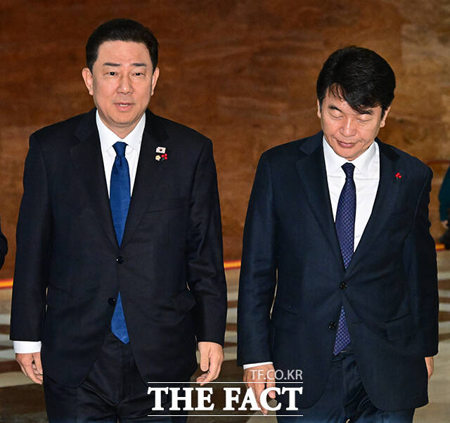 이날 열린 비공개 의원총회에 참석한 정청래 대표가 의원들과 인사하며 미소짓는 모습.