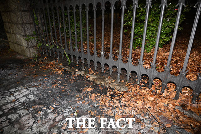 9일 저녁 서울 여의도 국회 3문 일대에서 방화로 추정되는 화재가 발생했다. 신원 미상의 방화자에 인해 발생한 화재는 소방의 출동으로 25분에 완진됐다. /국회=박헌우 기자