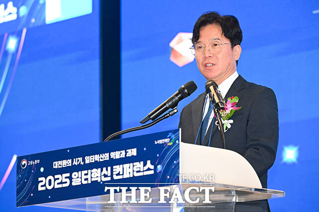 김영훈 고용노동부 장관이 9일 오후 서울 마포구 중소기업DMC타워에서 열린 '2025년 일터혁신 컨퍼런스'에 참석해 격려사를 하고 있다. /서예원 기자