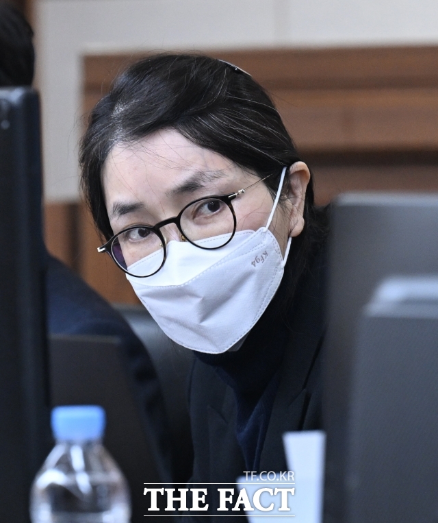 도이치모터스 주가조작과 명태균 공천개입, 통일교 청탁·뇌물 수수 의혹 혐의 등으로 구속기소 된 김건희 씨가 3일 서울 서초구 서울중앙지방법원에서 열린 자본시장법 위반 혐의 결심 공판에 출석하고 있다. /이새롬 기자