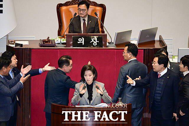 마이크를 끈 우원식 의장. 무제한 토론 종결을 요구하는 민주당과 토론 재개를 요구하는 국민의힘 의원들이 대치하고 있다.