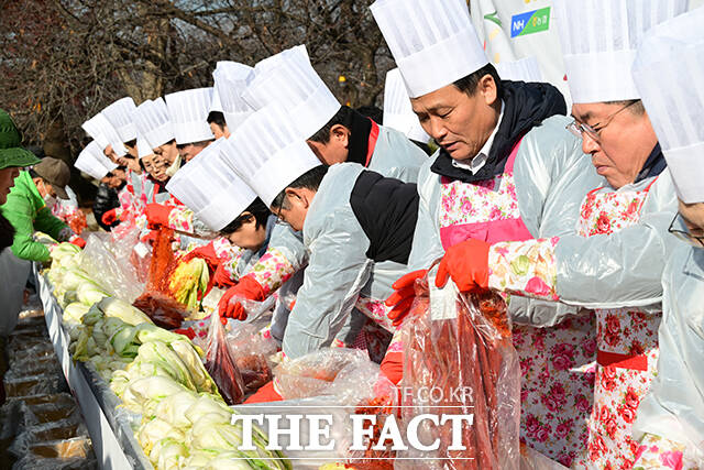 김영진 민주당 의원을 비롯한 참석자들이 김장을 시작하고 있다.