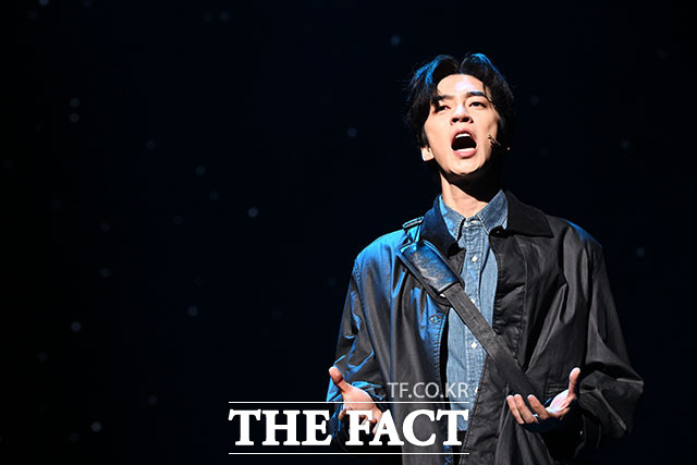 '한복 입은 남자' 하이라이트 장면 시연하는 배우 박은태(왼쪽)와 신성록.