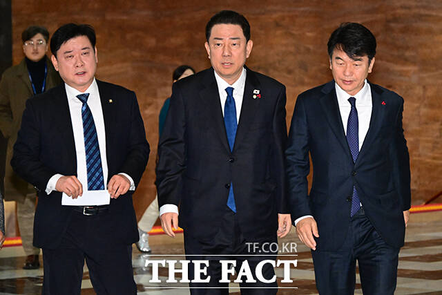 국민의힘은 특검의 '편파 수사' 논란을 부각하며 총공세에 나섰지만, 민주당은 해당 의혹은 특검의 수사 대상이 아니라고 반박했다. 왼쪽부터 윤종군 의원, 김 원내대표, 문진석 원내운영수석부대표./남윤호 기자